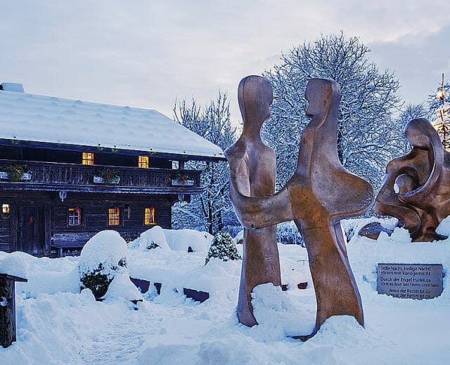 Skulptury před Gruberovým domem v Hochburg-Ach