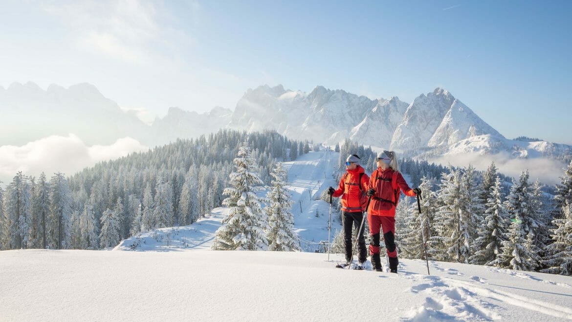 Skitouring v zasněžené krajině oblasti Dachstein West