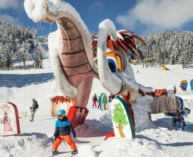 dachsteinwest-familienskigebiet-fredyland Ve Fredy-Landu, přímo u údolní stanice Hornspitz v Gosau, se mohou naučit lyžovat stylově i ti nejmenší.