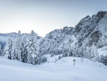 Bílá krajina pod hlubokým sněhem v Dachstein West