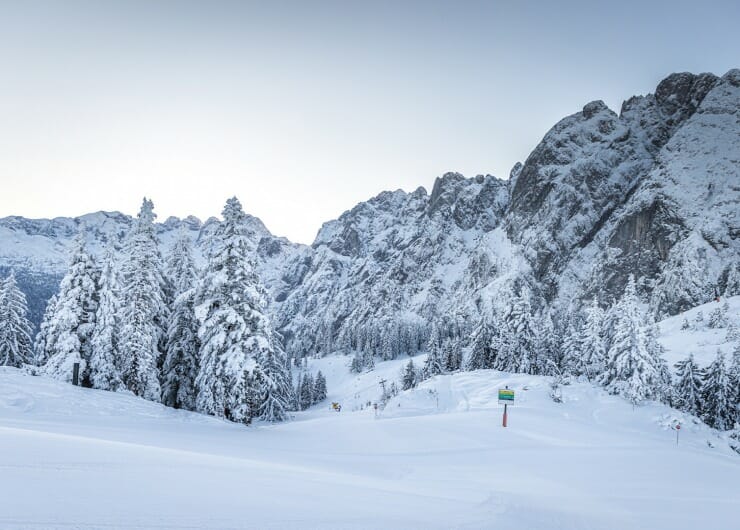 Bílá krajina pod hlubokým sněhem v Dachstein West