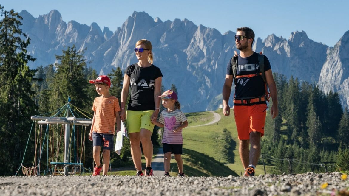 Region Dachstein West, kde turistiku s dětmi zpříjemňují i mnohá hřiště