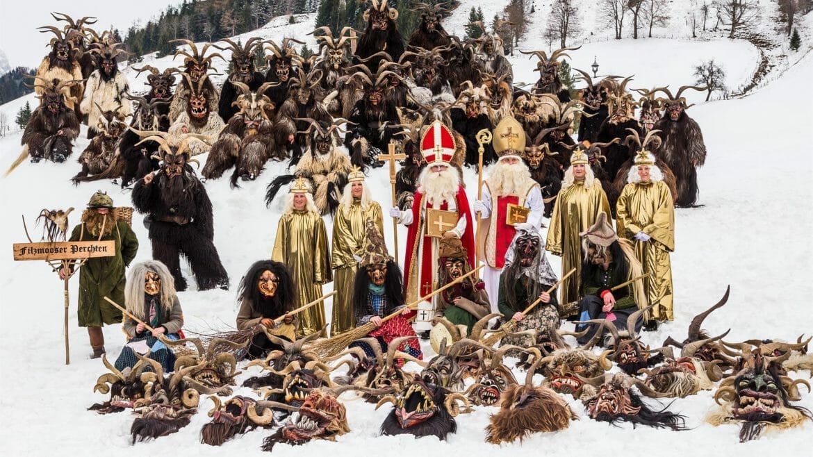 Mikulášové, andělé, Krampusové a čarodějnice Perchty ve Filzmoosu v Salcbursku mají skupinové focení 