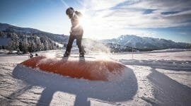 Vzrušování jízda na lyžích či snowboardu na zábavných sjezdovkách a funparcích v Dachstein West