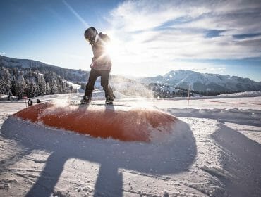 Vzrušování jízda na lyžích či snowboardu na zábavných sjezdovkách a funparcích v Dachstein West