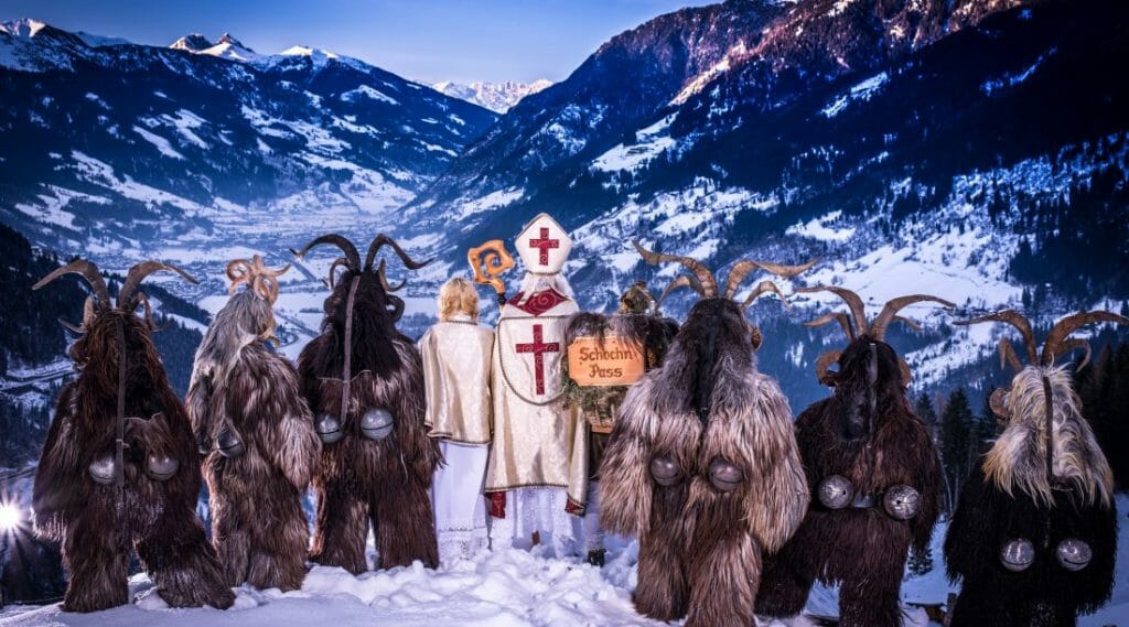 Mikulášova družina s andělem a čertovskými Krampusy shlíží na údolí Dachsteinu
