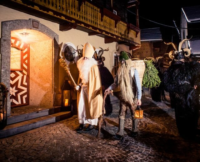 Strašidelné, hlučné, pekelné postavy vede Mikuláš. Následuje ho mužíček, který nosí v nůši drobné dárky, jako jsou sušenky, mandarinky, ořechy a jablka