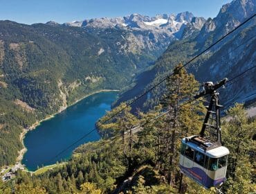 Lanovka Gosaukammbahn jako ideální prostředek pro vstup do turistické oblasti Dachstein West s fantastickým výhledem na ledovec Dachstein, Gosausee a Gosaukamm