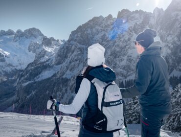 Na sněžnicích v Dachstein West s výhledem na hory