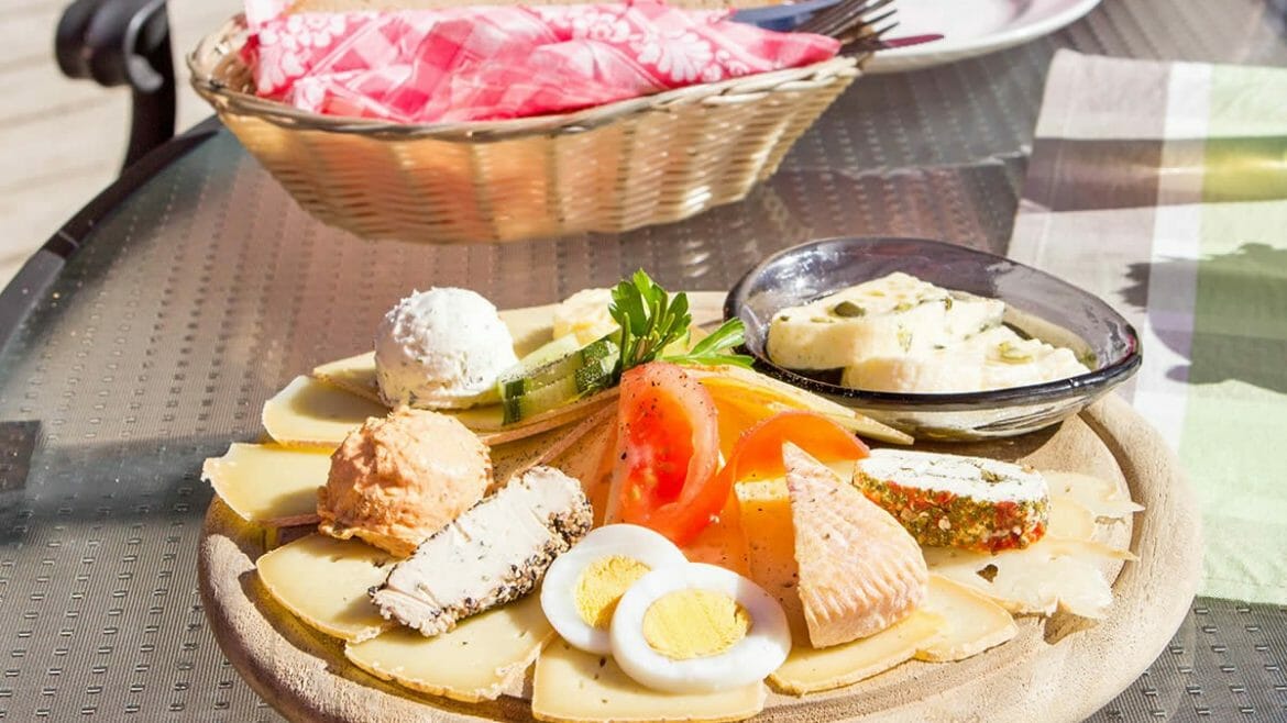 Tradiční občerstvení podávané na prkénku najdete i na chalupě Rottenhofhütte. Skládá se ze sýra, vajíčka, másla, pomazánky, ale variant k ochutnání je mnoho.
