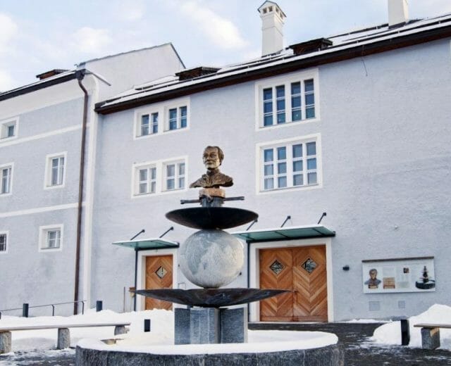 Zasněžená kašna s bustou Josepha Mohra před muzeem Tiché noci v Mariapfarru