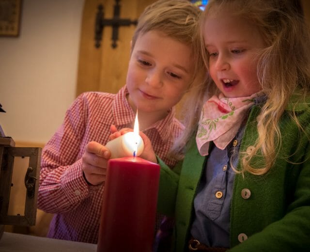Plamínek odebraný z věčného ohně, který hoří v jeskyni pod bazilikou Narození Páně v Betlémě. Děti zapalují svíčku