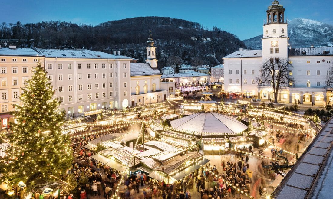 Náměstí Residenzplatz v Salcburku v době, kdy jsou vánoční trhy