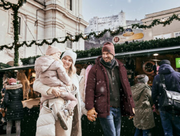 Známý adventní trh Christkindlmarkt v Salcburku