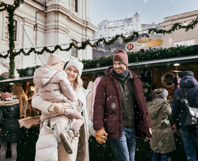 Známý adventní trh Christkindlmarkt v Salcburku