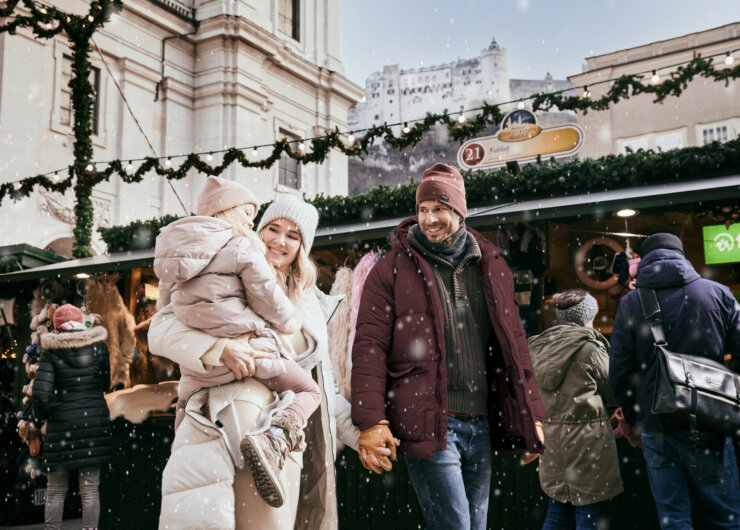 Známý adventní trh Christkindlmarkt v Salcburku