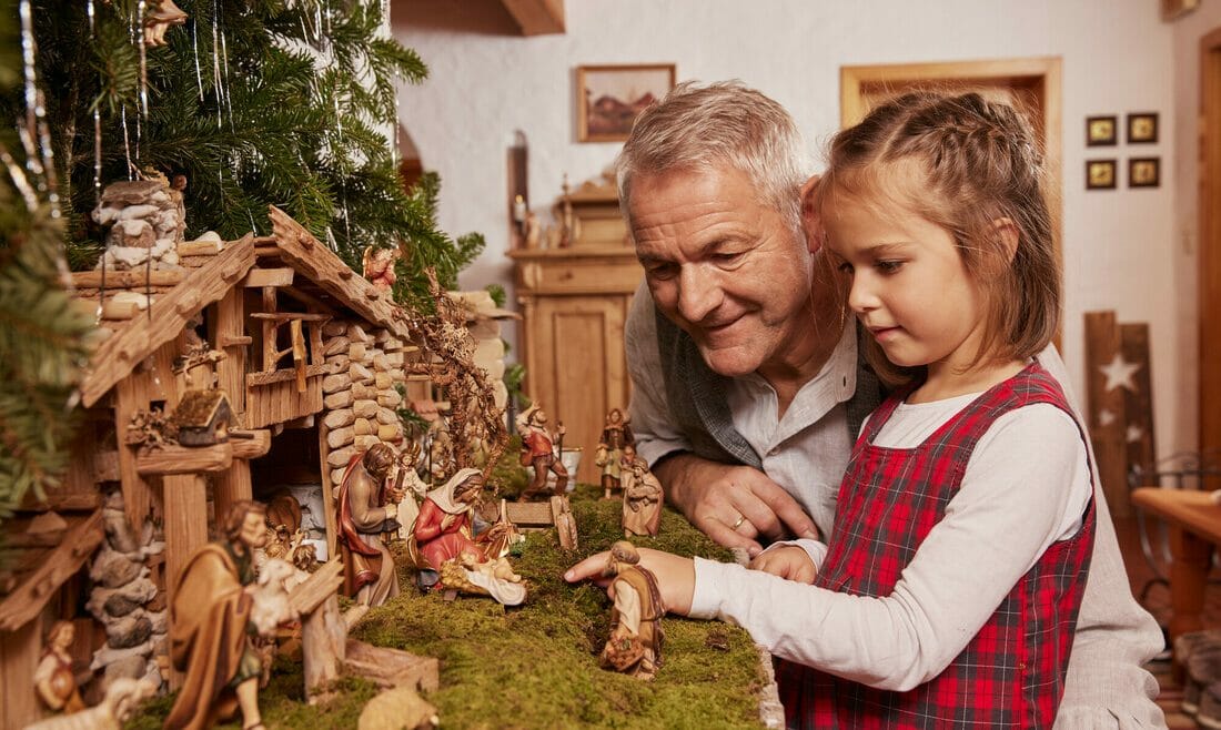 Děti baví prohlížet si betlémy. V Salcbursku nesmí chybět před Vánocemi skoro v žádné domácnosti