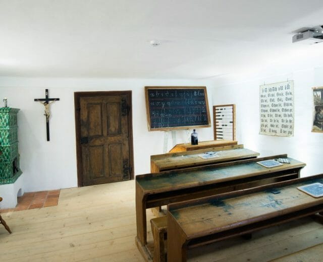 Třída v budově školy v Arnsdorfu byla ponechána a upravena jako muzeum