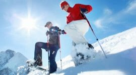 Chůze ve sněhu je zábava, ale zároveň tak děláte něco pro svou fyzičku. Jde totiž o výborné aerobní cvičení.