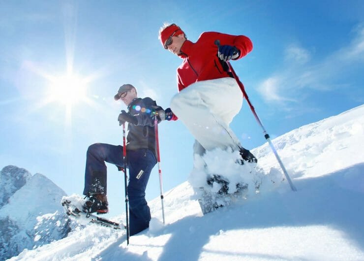 Chůze ve sněhu je zábava, ale zároveň tak děláte něco pro svou fyzičku. Jde totiž o výborné aerobní cvičení.