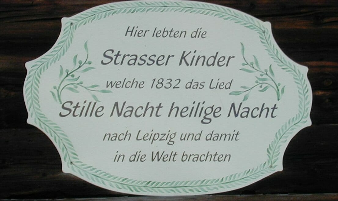 Pamětní tabule na domě, kde se píše, že zde žili Strasserovi, kteří se v roce 1832 dostali píseň Stille Nacht heilige Nacht do Lipska a poté se rozšířila po celém světě