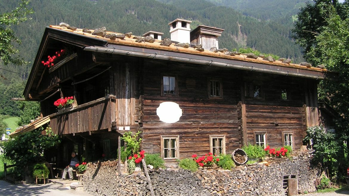 Tradiční dřevěný tyrolský dům v Hippachu v údolí Zillertal, kde žila rodina Strasserových