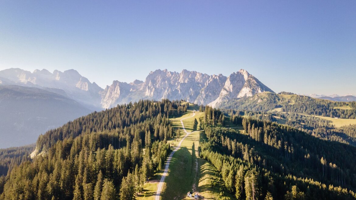 Idylická krajina v Dachstein West pod majestátními horami