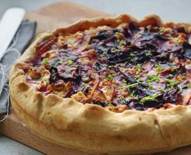 Lahodný slaný koláč quiche se smetanovo-sýrovou náplní, dušeným červeným zelím a dýní