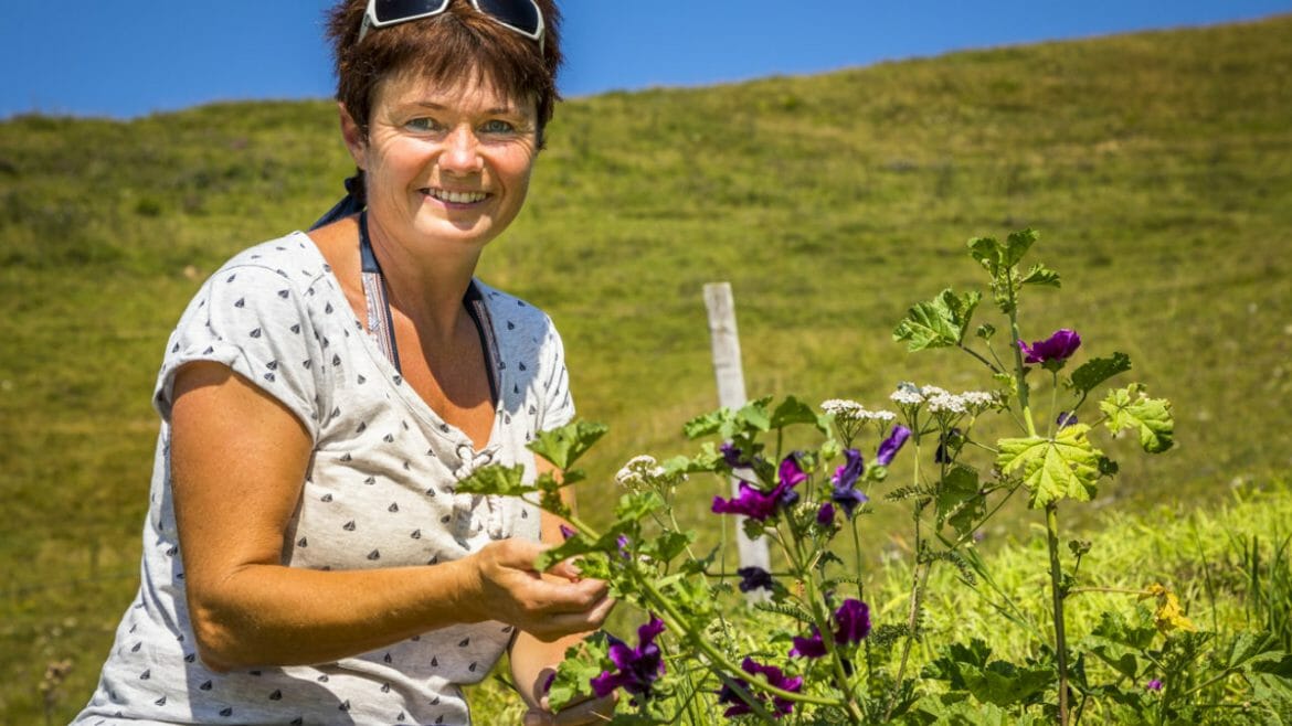 Christine Wallmann z horské chaty Wallmannhütte má radost z kvetoucích rostlin okolo idylické salaše