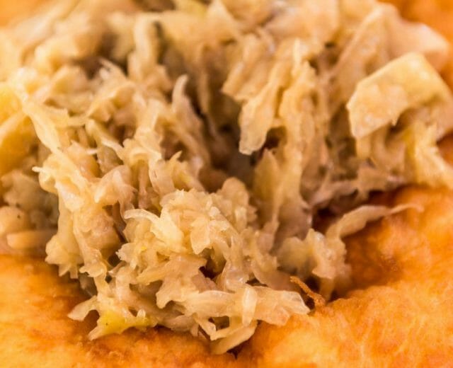 bauernkrapfen-mit-sauerkraut_salzburger-saalachtal_achim-meurer-1920×658 Selské koblihy z kynutého těsta jsou tradičním jídlem v Salcbursku. Servírují se jak nasladko, tak i naslano, například s kysaným zelím