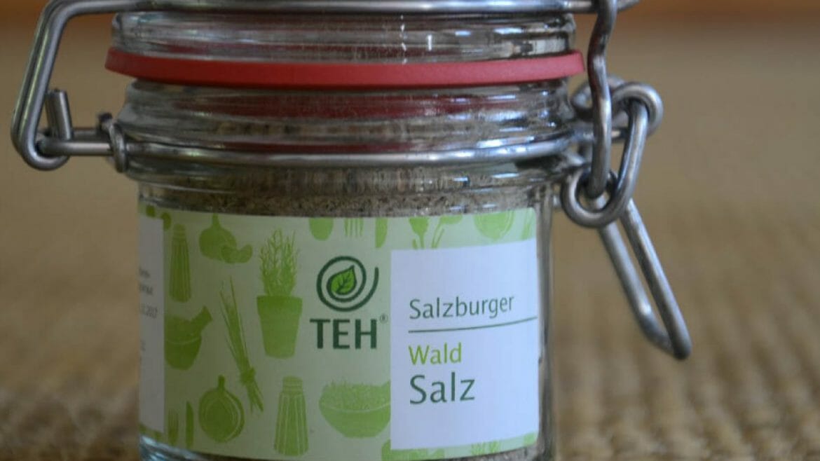 Salcburská bylinná sůl spojuje chuť smrkových nebo jedlových výhonků, anděliky, kopřivy nebo řeřichy.