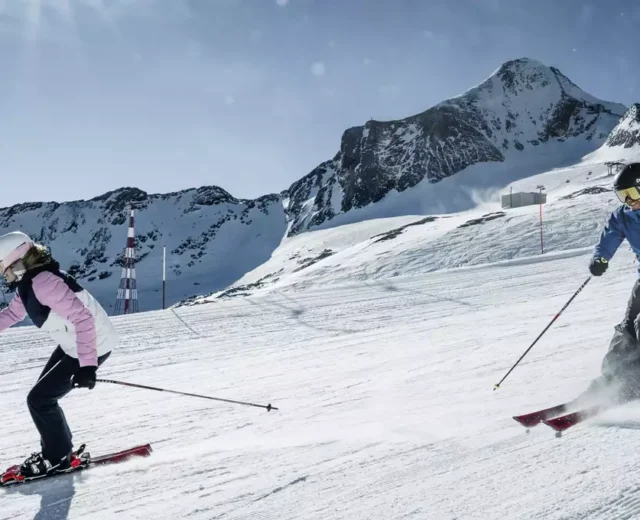 Pistenskifahren am Gletscher (c) Kitzsteinhorn~-~media–9a2dd926–query