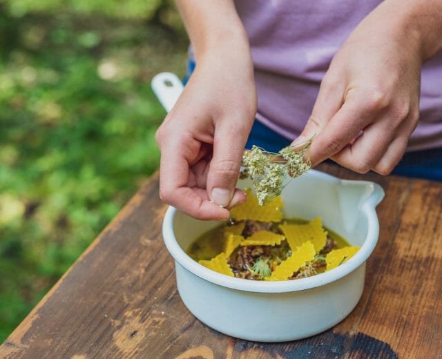 TEH Příprava léčivé masti v Salcbursku. V bílém rendlíku se bude zahřívat olej, včelí vosk a bylinky z čisté přírody v Salcburském Saalachtalu, který je kolébkou Tradičního evropského léčitelství