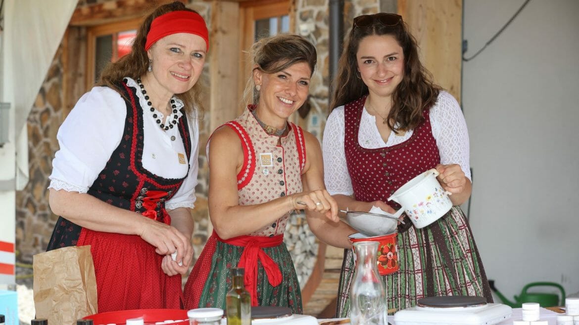 Ženy v tradičních alpských krojích jsou bylinkářky a specialistky na léčivé rostliny. Sdružují se v asociaci Tradičního evropského léčitelství, která vznikla v roce 2007 v Salcburském Saalachtalu