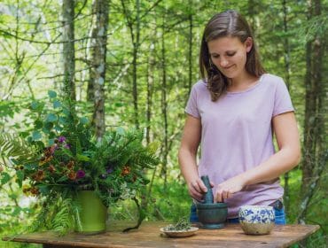 ©SalzburgerLand Tourismus (20) V salcburských lesích a na loukách roste mnoho léčivých rostlin, které umí specialistky ze Sdružení tradiční evropské medicíny zpracovat