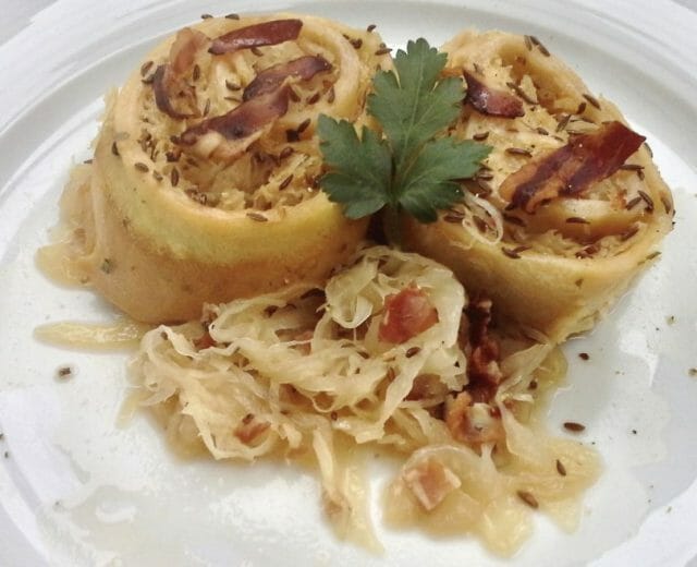 Lahodné záviny s náplní z kysaného zelí se slaninou vypadají dobře a skvěle chutnají