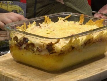 sauerkrautauflauf-1170×658 Ideální recept na rychlé jídlo, když zbyde bramborová kaše a kysané zelí. Doplnit se dá nejrůznějšími kousky masa, slaniny nebo klobásy a navrch patří strouhaný sýr