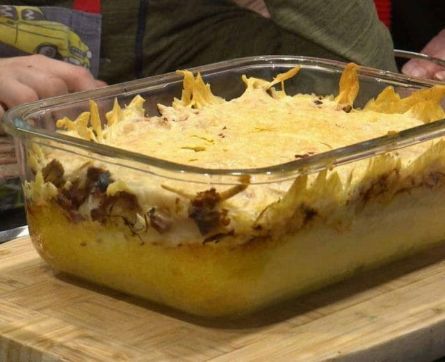 Ideální recept na rychlé jídlo, když zbyde bramborová kaše a kysané zelí. Doplnit se dá nejrůznějšími kousky masa, slaniny nebo klobásy a navrch patří strouhaný sýr