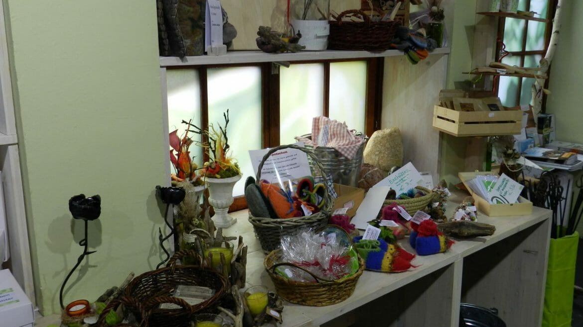 Regionální produkty v obchodě Tradiční evropské medicíny v Unkenu v Salcburském Saalachtalu