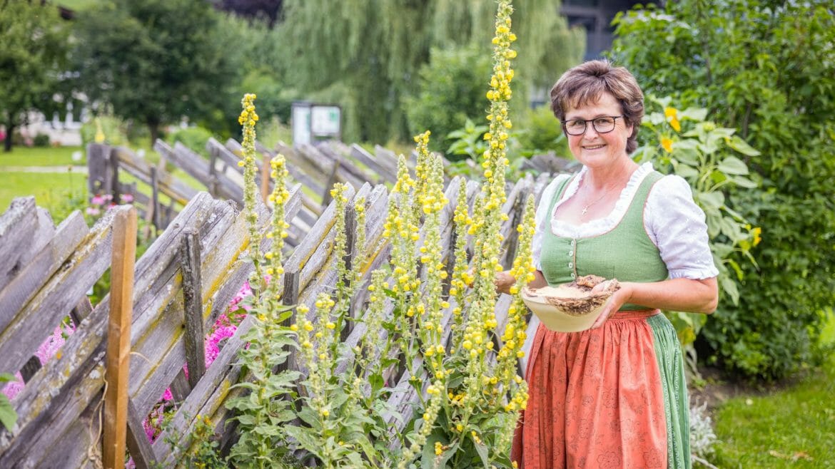 Eko farmářka a specialistka na bylinky Andrea Riederová u rozkvetlé divizny v bylinkové zahradě. Spojuje své odborné znalosti o léčivých účincích bylin s citem pro přírodu.