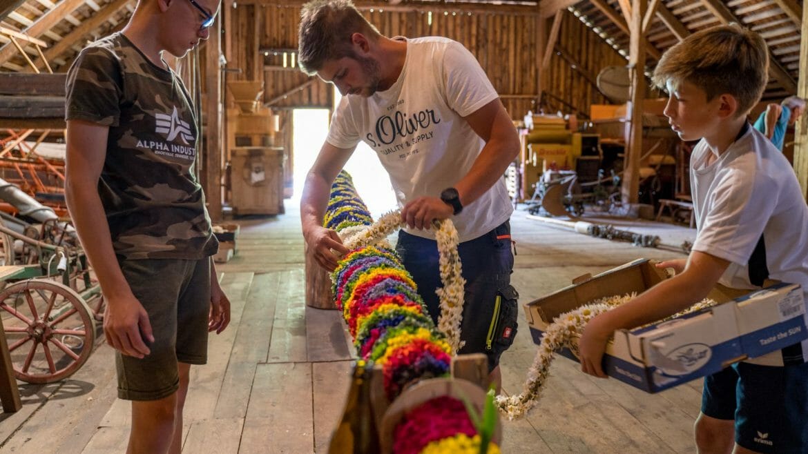 Při přípravě tyčí "Prangstangen" se v Salcburském Lungau ručně zpracovává více než 50 000 jednotlivých květů. Tyče pak váží až 85 kilogramů.