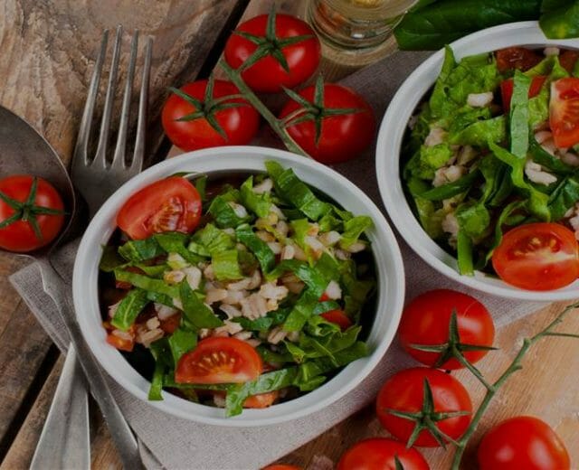 vegan_Region-Hochkoenig-3 Region Hochkönig je certifikovaným regionem s pestrou nabídkou vegetariánských a veganských jídel. Salát s rajčaty, obilovinou a všudypřítomnými čerstvými bylinkami hraje všemi barvami.