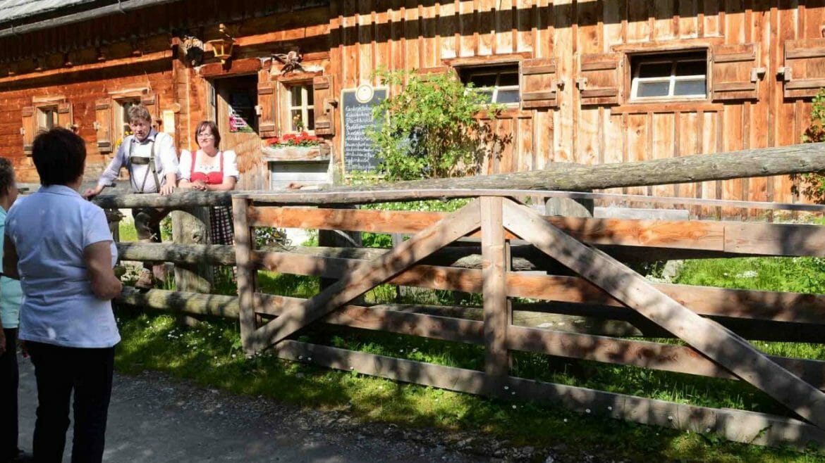 Jedna z turistických tras v Riedingtalu v Salcburském Lungau vede k horské chatě Zaunerhütte v nadmořské výšce 1733 metrů. Tady vítá hosty farmář Willi a jeho žena, Heidi Kremserová v červeném dirndlu.