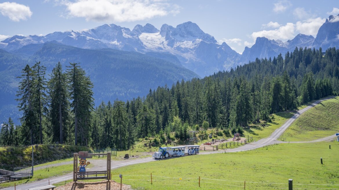 Malý turistický vláček v Brunově světě na Russbachu v Dachstein West (Zvětšený pohled)