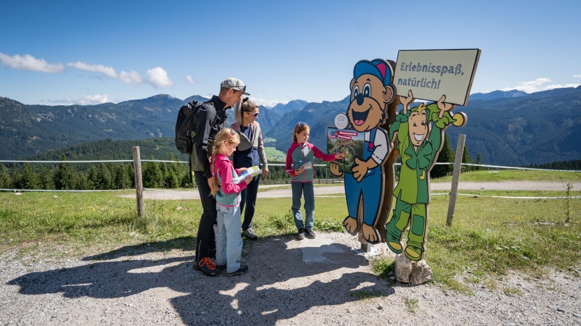 Rodina s dětmi na své dobrodružné cestě v Brunos Bergwelt na hoře Hornspitz nad Russbachem 