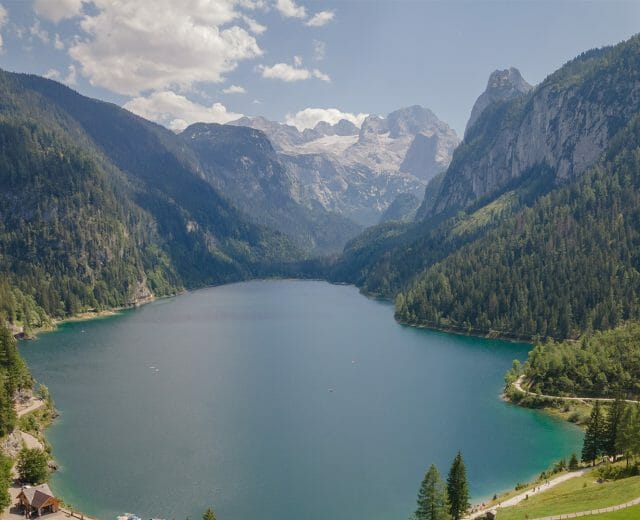 dachsteinwest-dachsteingletscher-gosausee Turistická oblast se rozprostírá podél Dachsteinu, kde se otevírá úchvatné horské panorama ledovce s pohořím Gosaukamm, jezerem Gosausee a Tennengebirge.