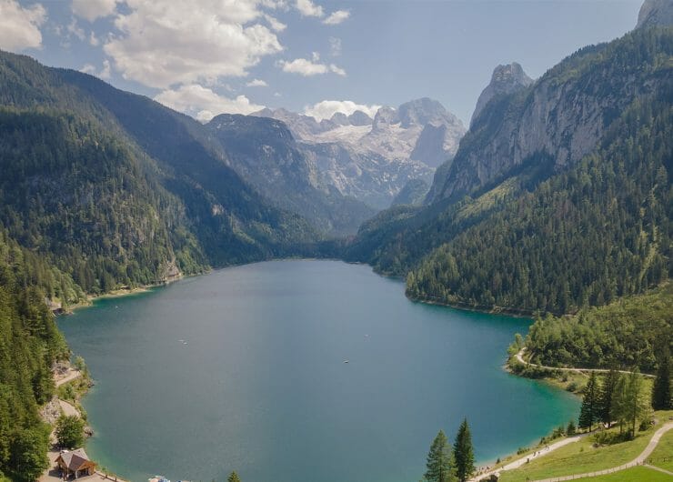 Turistická oblast se rozprostírá podél Dachsteinu, kde se otevírá úchvatné horské panorama ledovce s pohořím Gosaukamm, jezerem Gosausee a Tennengebirge.