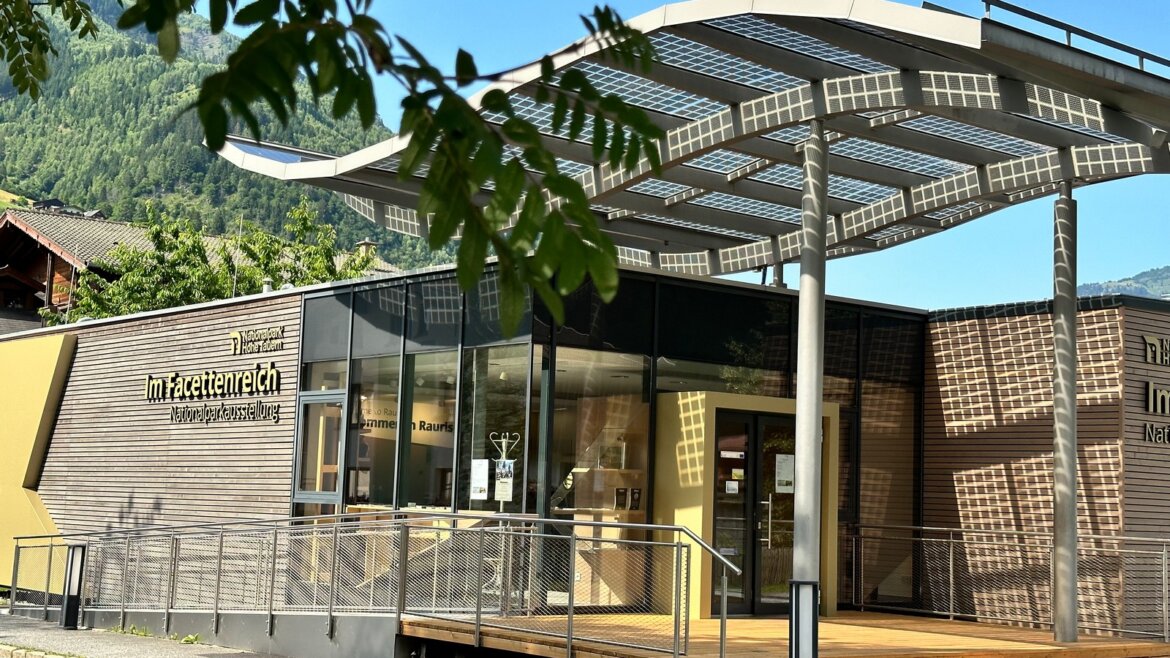 Moderní budova expozice „Im Facettenreich“ v Raurisu zaměřená na přírodu a krajinu Národního parku Vysoké Taury (Zvětšený pohled)