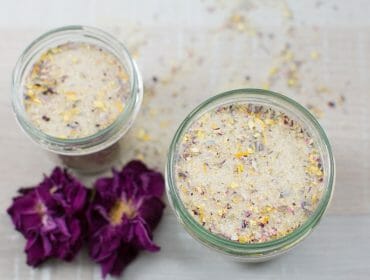 Barevný cukr s rozmixovanými jedlými květy krásně voní a skvěle doplní nejeden dezert