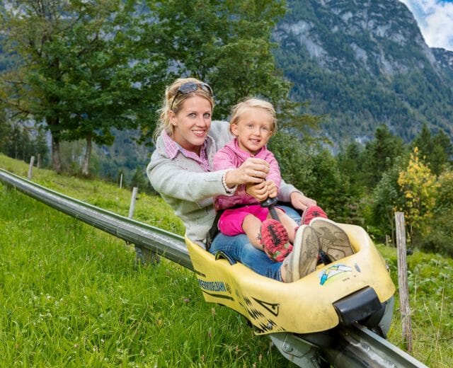 karkogel-sommer-cabtenauer-bergbahnen-34 Na semaforech se rozsvítí zelená a trasa pokračuje z výchozího bodu horní stanice ve výšce 1 139 m zatáčkami až 2 kilometry do údolí v Abtenau v regionu Tennengau.